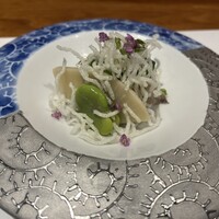 斗米庵 - ■先附
                    梅の蕨餅　木の実ソース引いて　米粉麺パリパリ揚げ　穂紫蘇