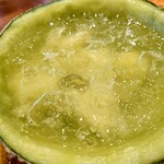果実香 - 料理写真:メロンジュースとメロンの切身、氷が入れられていた

半分の1/4程度を
メロンの切身として入れられているのだろう