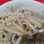 ラーメン二郎 - 太目で密度が高い麺：柔らか目でも硬くて、やわらかめがおいしい！