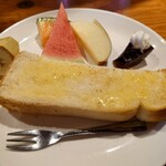 249029152 - マーガリンの塗られたトースト半分と
                  カットフルーツが付いてきて
                  バナナ、スイカ、メロン、りんご
                  そしてコーヒーゼリーとなる