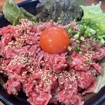 どんぶりざえもん - ユッケ風レアステーキ丼