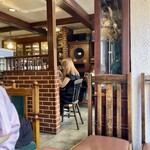 喫茶ポプラ - 店内。奥の壁際には、JBLのスピーカーが。