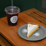 Arbor  Coffee - 水出しコーヒー＠税込620円、レモンパイ＠税込650円