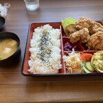 喫茶わかば - 唐揚げ弁当が圧倒的ボリュームが良い。税込み1000円。汁物追加で50円。