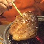 絆 - 豚肉をかじる