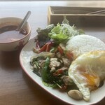 Baan Puan - パットガパオガイとトムヤムスープ