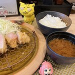 Tonkatsuichibandwu - ご飯と、味噌汁と、キャベツが、お代わり無料サービス