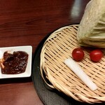 Roppou Hachibei - お通しのキャベツとミニトマト