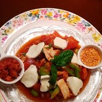 旬菜食卓 びすとろ KAZU - フルーツトマトとモッツァレラチーズの冷製パスタ　ガーリックチップを掛けると更に美味しくなります！