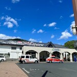 働希舎かもみーる - JR気仙沼駅　　駅の屋根には、地元で盛んな「メカジキ漁」の光景が描かれている。昭和4年に建てられた、今では希少な西洋風装飾が残る駅舎。東北の駅100選。