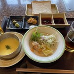 Teppanyaki Suteki Hitotsuba Miyachiku - スープ、サラダバー、薬味、ウーロン茶