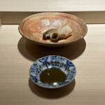 くるますし - ニ神島産鮑六時間蒸し肝ソース添え