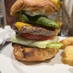 CHILLAX BURGERS&WINE - アボカドチーズバーガー（1650円）