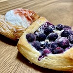セラヴィ - 料理写真:ブルーベリーカスタードデニッシュ＆イチゴデニッシュ
