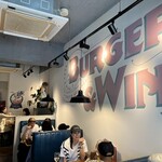 CHILLAX BURGERS&WINE - 店内