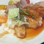 キッチン ブルー グローブ - 次はサラダを乗せてみるも、食べずらい