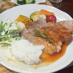 キッチン ブルー グローブ - ご飯、サラダを乗せて、ソースを吸わせます