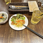 タイ東北酒場 ソムタムローンプレーン - 姉妹店の相模大野の「Soi Gapao」さんと同様の、白菜とキクラゲの入ったスープとサラダ