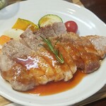 キッチン ブルー グローブ - 豚ロースソテーのアップ