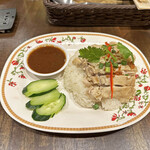タイ東北酒場 ソムタムローンプレーン - カオマンガイのソースは生姜をたっぷり使ってあって美味しいソース