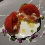 ファン・ダルクオーレ - カプレーゼを割ってみる→ブリックスナインの中にミニトマトとモッツァレラチーズが仕込まれています