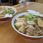 喜多方ラーメン 天高盛 - 手前大盛　奥普通