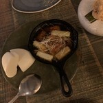 yaab thai - 豚トロと五香粉のアヒージョ　中華蒸しパントッピング