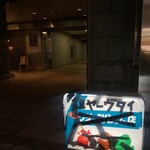 yaab thai - 外にあった看板、奥のオレンジの光が店の入り口