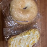 TITIA - ブルーベリークリームチーズベーグル 、コーンパン