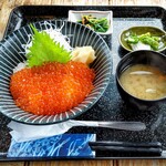 光る海 - イクラ丼