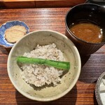 薪鳥新神戸 - 薪焼き鶏そぼろご飯、赤出汁、いぶりがっこ