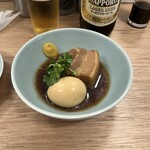 酒場 ヒナタ - 豚角煮。卵が付くよ！