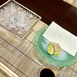 美加登家 - 念願の背ごし。
      左の器の氷の下に隠れています。
      骨が硬くなってくると、「洗い」に変わるので、限られた期間の贅沢なんです。これを目掛けて来ました！