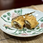 美加登家 - うるか味噌の包み揚げ。
      これ、好み♪
      衣が少し甘さがあるので、苦味とのコントラストも良きです♡