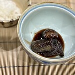 美加登家 - 生うるかと茄子。
      こちらは、生のうるかを調味料に、甘辛く茄子を炊いて。
      お茄子がしっかり吸ってくれて、美味。