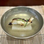 Mikadoya - これ好きですー！
                        香ばしく焼いた鮎と、トロッとした冬瓜との組み合わせ。
                        吸い地が優しく、香ばしさが滲み出した香りが絶妙。