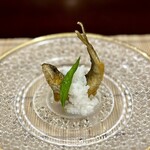 Mikadoya - まずは、鮎の南蛮粥から。
                        お粥自体も酢飯なので、鮎の南蛮と爽やかにオープニング♪