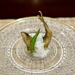美加登家 - まずは、鮎の南蛮粥から。
      お粥自体も酢飯なので、鮎の南蛮と爽やかにオープニング♪