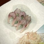 美加登家 - こちらもまた、島根の無形文化財の和紙で水分を取ってからいただきます。
      背骨は硬さなど微塵もなく、「シャリっ」という食感のアクセント程度。
      初めていただきましたが、ほんのりと甘い〜(^^)