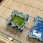 美加登家 - こちらが、蓼酢。
      擦り立ての蓼に柔らかい酢がちょうどいいので、鮎を食した後も、卓上に残しておいてもらいました(^^)