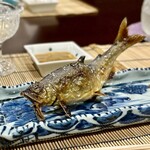 美加登家 - 以前は、２尾を同時に供されていたと思いますが、この時は時間差でいただけました。
      より、焼き立てをいただけて嬉しい♪
      こちらには、自家製の蓼酢を付けて。その蓼酢が柔らかくて美味しいから、最高です！