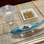 美加登家 - 昨年の「情熱大陸」の密着の頃に仕込んでいた苦うるかが、こちらでしょうか。
      苦うるか、小うるか、海鼠腸の珍味３種。
      小うるかは、卵と白子なので、集めるのが大変なんだそう。