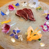 柚木元 - 国産の羊のモモ（藁燻り）とエディブルフラワーたち