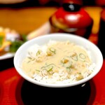 かどや - こちらが「さつま飯」の完成形。 ずるずる〜っとかきこみます。 たぶん、それが一番美味しい。 鯛のすり身があまり感じられないくらい小さい・・ でも、郷土料理感はたっぷりで、かっこよく言えば、旅情を誘うってところ。