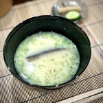 美加登家 - そんな訳で、孤独にさせてしまった留椀は、白味噌仕立て。
      白味噌が、最後に落ち着かせるように甘く。
      軽く干したのかな？鮎はしっかりと存在と旨味を主張して。