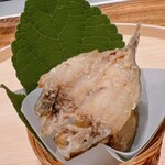 温石 - 風干ししているので旨味が凝縮。梶の葉の緑が映えます