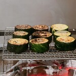 温石 - 炭火でじっくり超太のズッキーニを炙ります