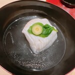 温石 - カマスの葛タタキ。新蓮根のお団子が下に隠れています。緑はつるなとお店の庭に自生している柚子の赤ちゃん