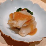 温石 - 愛知の白ミル貝。炭火を焼鏝のように軽くあて、芳ばしい香りを演出。新玉葱餡とともにいただきます。奥は自家製マスタードとルッコラのお浸し