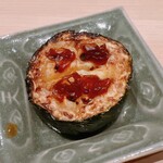 温石 - ズッキーニの炭火焼き。トッピングは炒めた玉葱です。直径は10cmくらい。この太さでないと炭火のパワーに負けてしまいます。